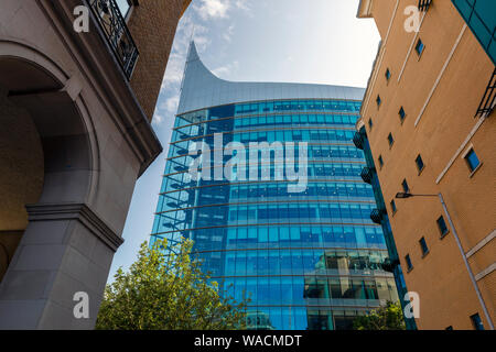 La lettura di scene con il prominente sorprendente nuovo landmark tower building ,lama Abbey Mill House) -grado fornendo uno spazio ufficio in lettura Foto Stock