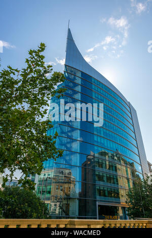 La lettura di scene con il prominente sorprendente nuovo landmark tower building ,lama Abbey Mill House) -grado fornendo uno spazio ufficio in lettura Foto Stock