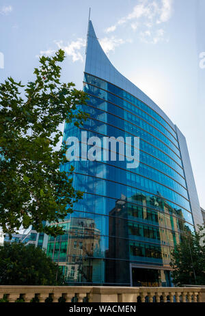 La lettura di scene con il prominente sorprendente nuovo landmark tower building ,lama Abbey Mill House) -grado fornendo uno spazio ufficio in lettura Foto Stock