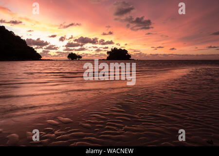 Un rosso infuocato tramonto a Phuket Foto Stock