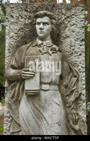 Tomba di russo rivoluzionario bolscevico Anna Bychkova (1886 - 1985) presso il Cimitero di Shirokorechenskoye in Ekaterinburg, Russia. Anna Bychkova servito come il sindaco di Sverdlovsk (ora Ekaterinburg) dal 1920 al 1930. Foto Stock
