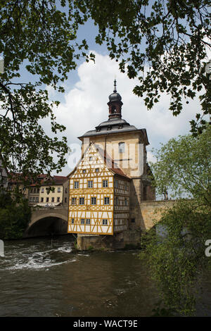 Altes Rathaus (antico municipio) sul fiume Regnitz in Alta Franconia, Germania. Foto Stock