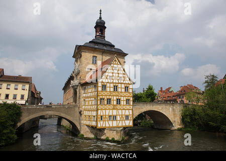 Altes Rathaus (antico municipio) sul fiume Regnitz in Alta Franconia, Germania. Foto Stock