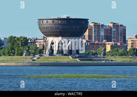 Vista della città di Kazan in Russia dalla sponda opposta del fiume Kazanka Foto Stock