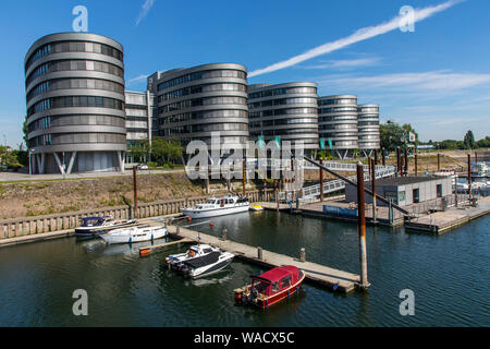 Duisburg, porto interno, la costruzione di uffici, cinque barche, Foto Stock