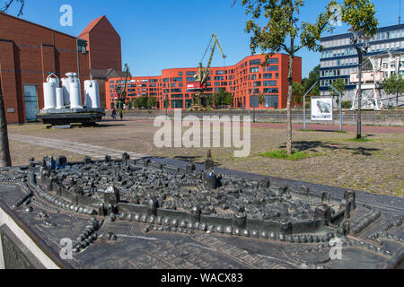 Duisburg, porto interno, modello dell'ex città vecchia con la parete della città, nel retro del patrimonio culturale e museo storico della città di Duisburg e regionale NRW archi Foto Stock