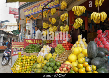 Produrre per la vendita nel mercato di Boudhanath, Valle di Kathmandu, Nepal Foto Stock