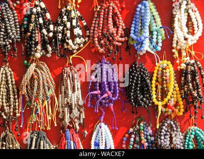 Buddista Tibetana perline di preghiera in vendita nel negozio a Boudhanath, Valle di Kathmandu, Nepal Foto Stock