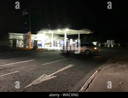 La scena nel villaggio di Waringstown, Co Down, dove un uomo è stato ucciso in una stazione di benzina. Foto Stock