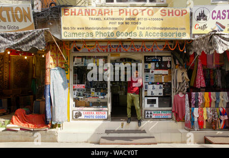 Negozio di tappeti, Photo shop e negozio di abbigliamento nel quartiere Thamel di Kathmandu, Nepal Foto Stock