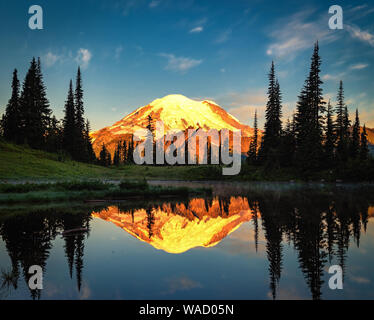 Alba sul Monte Rainier con la riflessione sulla tomaia Tipsoo lake, Washington Foto Stock