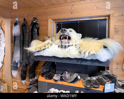 Orso polare in pelle per vendita a Longyearbyen store Foto Stock