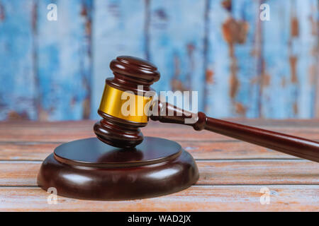 Giudice in legno martello isolato su sfondo di legno. Concetto di corte. Foto Stock