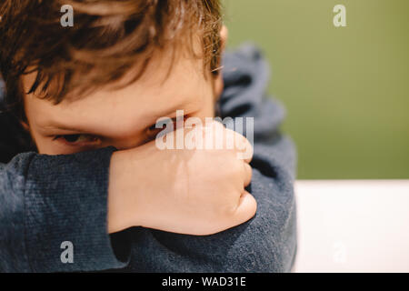 Ragazza assonnata alla scrivania con cancelleria e computer portatile  sfocato primo piano Foto stock - Alamy