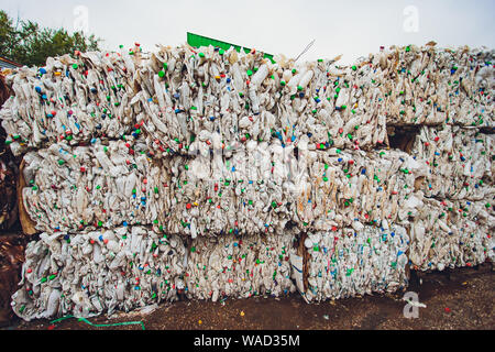 Ufa, Russia, 1 luglio, 2019: grande pila di vecchie bottiglie di plastica Foto Stock