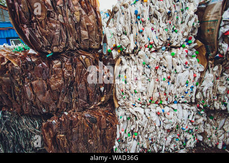 Ufa, Russia, 1 luglio, 2019: grande pila di vecchie bottiglie di plastica Foto Stock