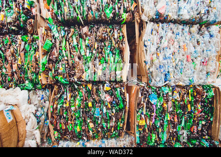 Ufa, Russia, 1 luglio, 2019: grande pila di vecchie bottiglie di plastica Foto Stock