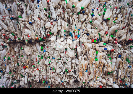 Ufa, Russia, 1 luglio, 2019: grande pila di vecchie bottiglie di plastica Foto Stock