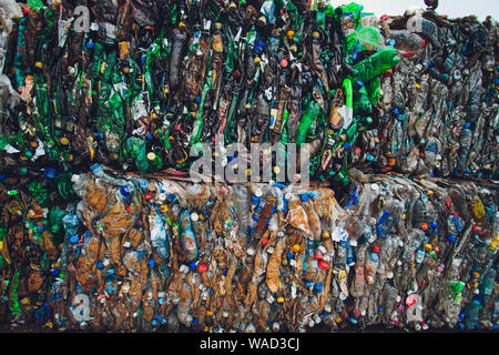 Ufa, Russia, 1 luglio, 2019 grande pila di vecchie bottiglie di plastica Foto Stock