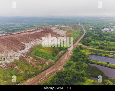 Rifiuti di montagna, grande mucchio di rifiuti, rifiuti degradato. Pila di puzzano e residuo tossico. Questi rifiuti provengono da aree urbane, aree industriali. Consum Foto Stock