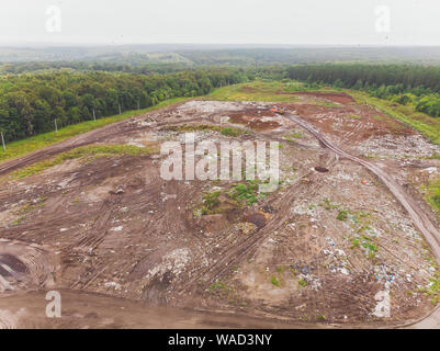 Rifiuti di montagna, grande mucchio di rifiuti, rifiuti degradato. Pila di puzzano e residuo tossico. Questi rifiuti provengono da aree urbane, aree industriali. Consum Foto Stock