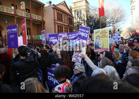 Sydney, Australia. 20 agosto 2019. Manifestanti rally al di fuori del NSW il Parlamento a protestare per legalizzare l aborto nel NSW come la casa superiore del NSW il Parlamento voti sulla riproduzione della Riforma Sanitaria Bill 2019. Credito: Richard Milnes/Alamy Live News Foto Stock