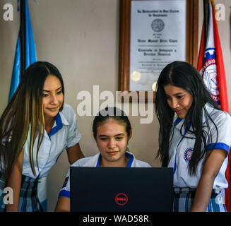 Femmina studenti latino che posano per una foto a scuola in Guatemala Foto Stock