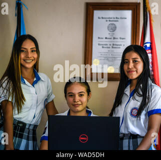 Femmina studenti latino che posano per una foto a scuola in Guatemala Foto Stock