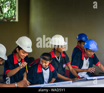 Il latino gli studenti che lavorano sul progetto nel collegio guatemalteca Foto Stock