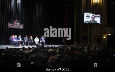 Città di Sioux, IOWA, USA. 19 Ago, 2019. 2020 presidenziale democratico speranzoso Montana governatore Steve Bullock parla tramite video conferenza presso il Frank LaMere nativo americano Forum presidenziale 2019 presso il Teatro Orpheum Lunedì, 19 Agosto, 2019 nella città di Sioux, Iowa. Credito: Jerry Mennenga/ZUMA filo/Alamy Live News Foto Stock