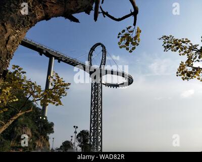 Vista aerea del Guangdong più alto del vetro circolare Bridge crossing sulla montagna al Huangtengxia attrazione turistica nella città di Qingyuan, Cina del Sud Foto Stock