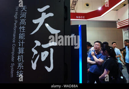 --FILE--Vista visitatori della Cina di nuova generazione di supercomputer exascale Tianhe-3 durante la seconda Mondiale Congresso di Intelligence (WIC) di Tianjin, Cina, 19 Ma Foto Stock