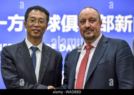 Spanish football manager Rafa Benitez, a destra il nuovo-nominato head coach della Cina il Dalian Yifang F.C., scuote le mani con Zhang Lin, presidente di dal Foto Stock