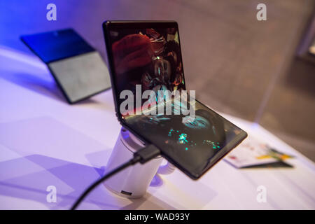 Un TCL 5G smartphone pieghevole viene visualizzato durante la leva TCL nuovi prodotti eventi di lancio in Sao Paulo, Brasile, 1 luglio 2019. La leva TCL nuovo lancio prodotti ev Foto Stock