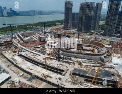 Una veduta aerea della Natatorium in costruzione per il 2022 Giochi Asiatici in Hangzhou, est della Cina di provincia dello Zhejiang, 25 luglio 2019. Il Hangz Foto Stock