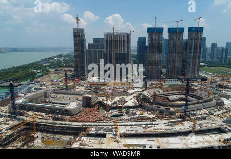 Una veduta aerea della Natatorium in costruzione per il 2022 Giochi Asiatici in Hangzhou, est della Cina di provincia dello Zhejiang, 25 luglio 2019. Il Hangz Foto Stock