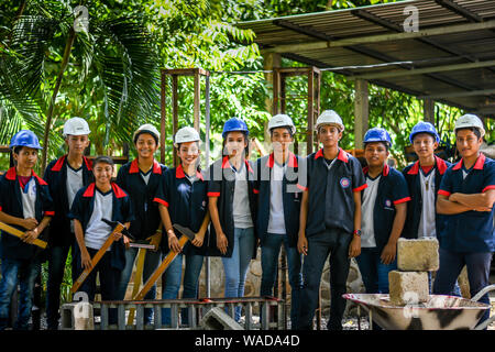 Studenti di latino che posano per una foto a scuola in Guatemala Foto Stock