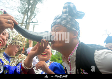 Il popolo cinese di Dong gruppo etnico in costumi tradizionali prendere parte al tradizionale Festival Changxin in Jinping county, Qiandongnan Miao Foto Stock