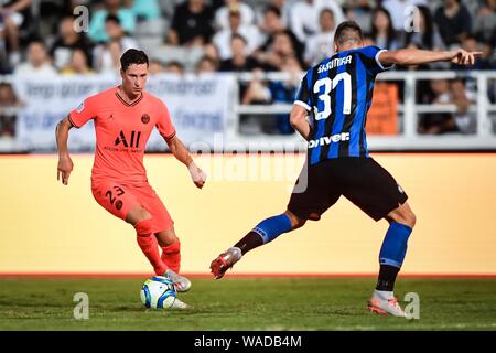 Il calcio tedesco giocatore Julian Draxler, a sinistra di Parigi Saint-Germain F.C. sfide slovacca giocatore di calcio Milan Skriniar di Inter e Milan durante il loro Foto Stock