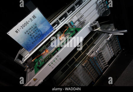 --FILE--Vista visitatori della Cina di nuova generazione di supercomputer exascale Tianhe-3 durante la seconda Mondiale Congresso di Intelligence (WIC) di Tianjin, Cina, 19 Ma Foto Stock
