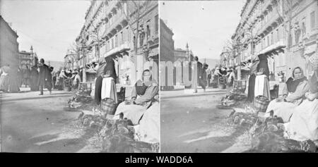 Dones venent aviram a la fira del gallo , a La Rambla de Catalunya di Barcellona. Foto Stock