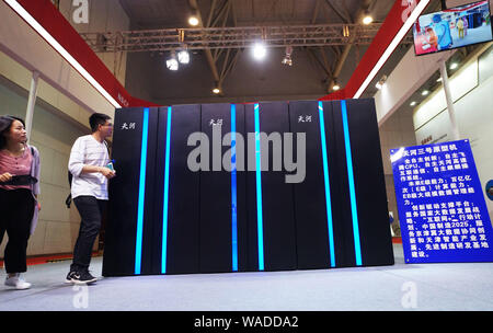 --FILE--Vista visitatori della Cina di nuova generazione di supercomputer exascale Tianhe-3 durante la seconda Mondiale Congresso di Intelligence (WIC) di Tianjin, Cina, 19 Ma Foto Stock