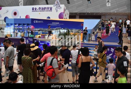 Genitori cinesi e i loro bambini a visitare la scienza interattiva mostra 'Hawking e George Universe' nella città di Changsha, centrale cinese di Hunan provin Foto Stock