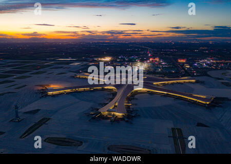 Vista aerea del Daxing Pechino aeroporto internazionale al tramonto a Pechino in Cina, 29 giugno 2019. La costruzione della fase finale di Pechino Daxing Foto Stock