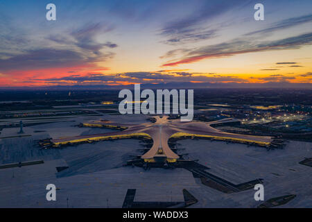 Vista aerea del Daxing Pechino aeroporto internazionale al tramonto a Pechino in Cina, 29 giugno 2019. La costruzione della fase finale di Pechino Daxing Foto Stock