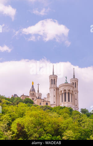 Scenic travel foto di colle della chiesa de La basilica Notre Dame de Fourvière a Lione, in Francia. Giornata di sole, il verde degli alberi. Foto Stock