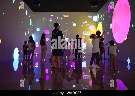 Genitori cinesi e i loro bambini a visitare la scienza interattiva mostra 'Hawking e George Universe' nella città di Changsha, centrale cinese di Hunan provin Foto Stock