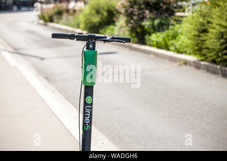 Lione, Francia - 13 luglio 2019: Lime logo su uno pf loro scooter elettrici a Lione. Il tiglio è un impresa di trasporto specializzato in elettrico dockless s Foto Stock