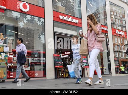 --FILE--pedoni a piedi passato una filiale del Regno Unito l'operatore di telefonia mobile Vodafone in Londra, Regno Unito, 22 maggio 2019. Cinese società di telecomunicazioni Hua Foto Stock