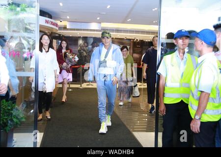 Hong Kong attore Simon Yam lascia ospedale dopo essere stata pugnalata nello stomaco di Hong Kong, Cina, 24 luglio 2019. Foto Stock